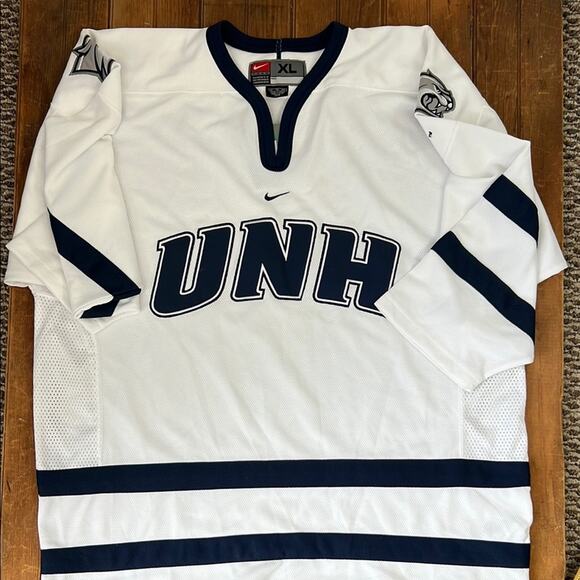 University of New Hampshire, official hockey shirt NWT new  by Nike size xl - Picture 1 of 8